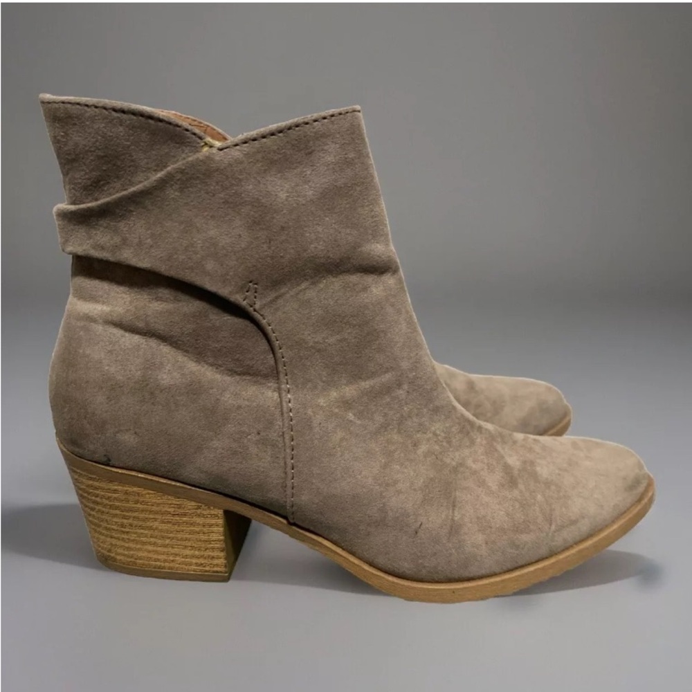 Qupid Tan Suede Ankle Boots Heel Pointed Toe Brown Zip Size 7 Nice Condition